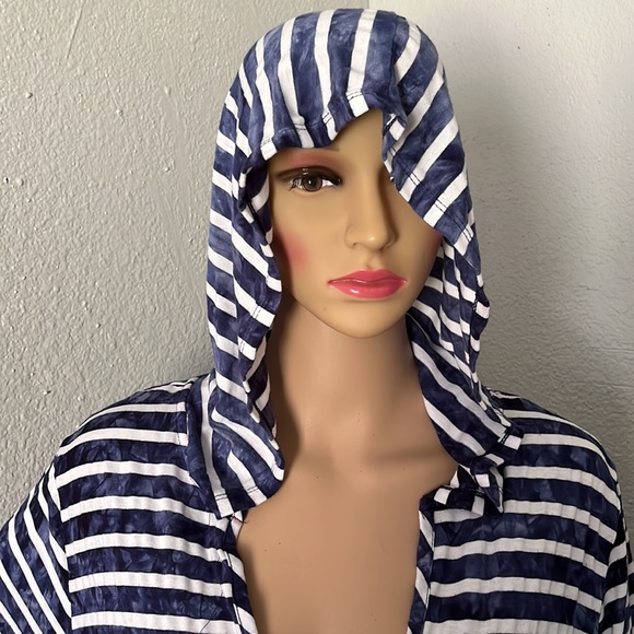 Saint Tropez V-Neck Top - Picture 4 of 14